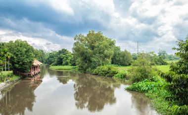 Nehir ve evler ile Vietnam geleneksel manzara