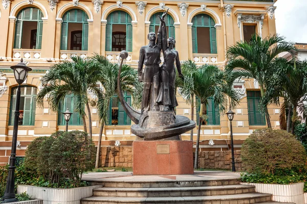 Vietnam Chi Minh Noviembre 2017 Estatua Frente Edificio Antigua Estación — Foto de Stock