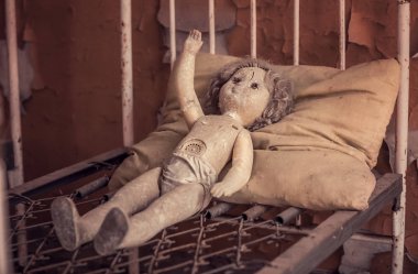 Kopachi anaokulu, Çernobil yabancılaşma bölgesinde Kırık bebek