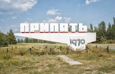 Pripyat, Ukrayna - 19 Ağustos 20197: ölü şehir Pripyat'ı karşılayan tabela (tabeladaki metin: Pripyat 1970).