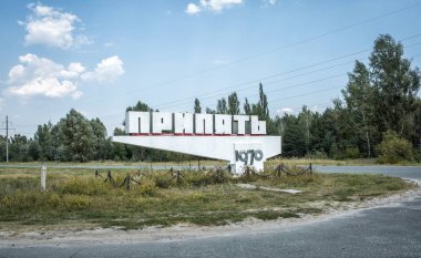 Pripyat, Ukrayna - 19 Ağustos 20197: ölü şehir Pripyat'ı karşılayan tabela (tabeladaki metin: Pripyat 1970).