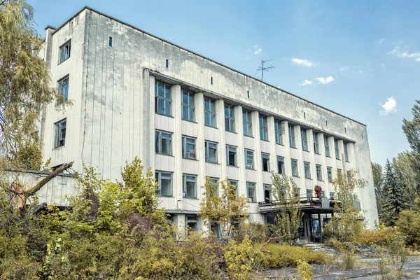 Pripyat, Ukrayna - 19 Ağustos 2017: Pripyat şehrinde terk edilmiş bina, Çernobil Dışlama Bölgesi