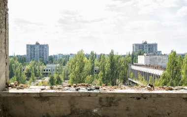 Pripyat, Ukrayna - 19 Ağustos 2017: Terk edilmiş Pripyat kentinin merkez meydanına bakın.