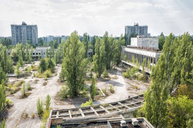 Pripyat, Ukrayna - 19 Ağustos 2017: Terk edilmiş Pripyat kentinin merkez meydanına bakın.