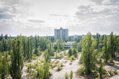 Pripyat, Ukrayna - 19 Ağustos 2017: Terk edilmiş Pripyat kentinin merkez meydanına bakın.