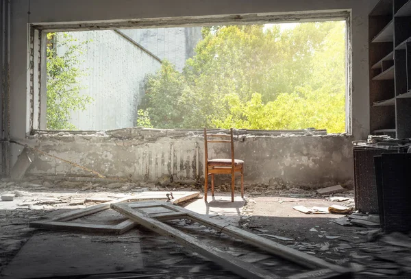 Стул Возле Окна Разрушенной Комнате Заброшенного Здания Припяти Чернобыльской Зоне — стоковое фото