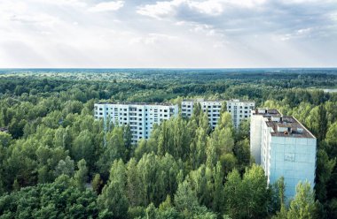 Pripyat kasabası, Çernobil Nükleer Santrali Yabancılaşma Bölgesi, Ukrayna 'da 16 katlı bir apartmanın çatısından görüntü