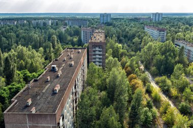 Pripyat kasabası, Çernobil Nükleer Santrali Yabancılaşma Bölgesi, Ukrayna 'da 16 katlı bir apartmanın çatısından görüntü