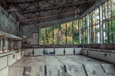Pripyat 'taki eski yüzme havuzu, Çernobil Yasak Bölgesi' ndeki hayalet şehir.