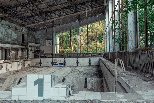Pripyat 'taki eski yüzme havuzu, Çernobil Yasak Bölgesi' ndeki hayalet şehir.