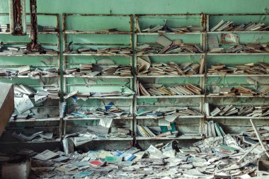 Ukrayna, Pripyat - 19 Ağustos 2017: Pripyat'ın 3 numaralı okulunda eski ders kitapları