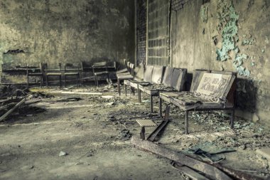 Pripyat'ın terk edilmiş tıbbi-sıhhi birim numarası 126'nın salonu, Rusça yazıt: 