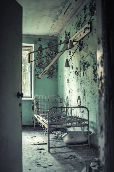Кровать Заброшенной Санитарно Гигиенической Единице Номер 126 Припяти Чернобыльской Зоны — стоковое фото