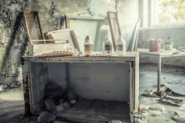 Ukrayna, Pripyat - 19 Ağustos 2017: terk edilmiş tıbbi sıhhi tesisat birimi numarası 126.