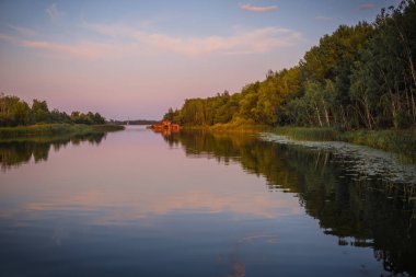 Pripyat nehri üzerinde gün batımı, Çernobil yabancılaşma bölgesi
