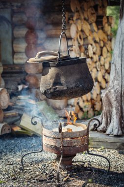 Ateşin üstünde yemek ile kaynayan tencere