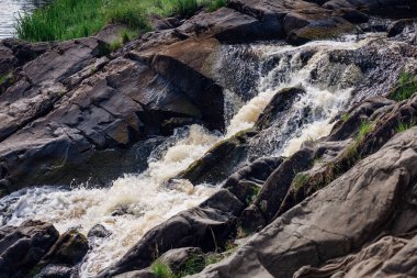 Tohmajoki Nehri üzerinde Ahvenkoski şelalesi, Karelia, Rusya