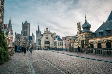 Belçika, Gent - 02 Ocak 2018: Saint Nicholas Kilisesi ve Belçika 'nın Gent kentindeki Ortaçağ şehri