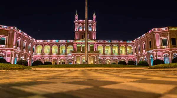 Переглянути на освітленій рожевий президентського палацу у Асунсьйон, Парагвай на ніч — стокове фото