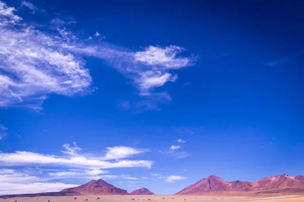 Wulkany w Altiplano w południowej Boliwii, w pobliżu granicy z Chile — Zdjęcie stockowe