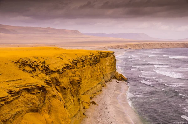 Yellow cliffs at Paracas National Reserve in Peru — Stock Photo, Image