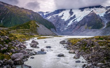 Fahişe vadi buzulu Aoraki, Yeni Zelanda'da yolda görünümünden