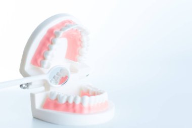 Diş diş diş bakımı kavramı aracında modeliyle.