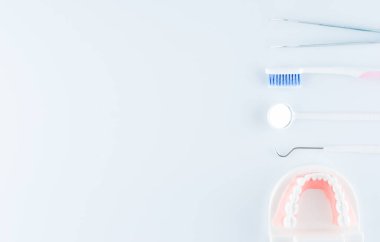 Diş sağlık kavramı içinde beyaz arka plan üzerinde diş ekipman ile diş modeli.