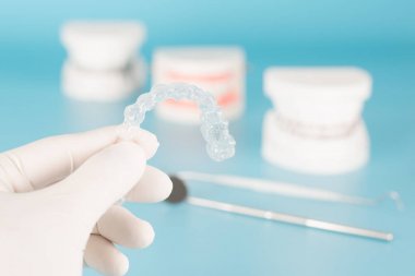 Diş bakımı konseptinde model ile açık ortodontik.