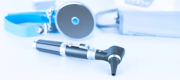 Kulak-burun-Türkin Doktor uzmanı için kulak aleti.