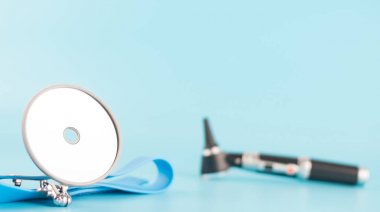 Ent doktor tarafından kontrol kulak burun boğaz için araç.