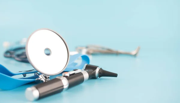 Ent doktor tarafından kontrol kulak burun boğaz için araç.