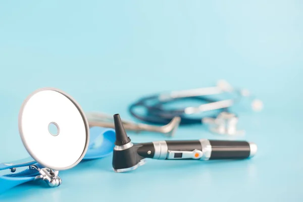 Ent doktor tarafından kontrol kulak burun boğaz için araç.
