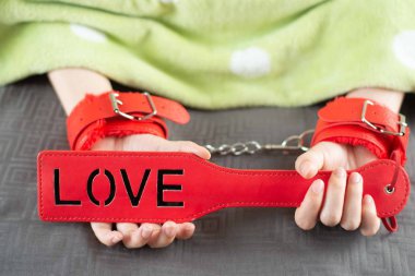 Yatak odasında dido yetişkin seks oyuncak tutan Femal el.