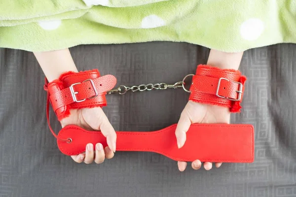 Yatak odasında dido yetişkin seks oyuncak tutan Femal el.