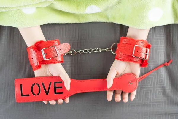 Yatak odasında dido yetişkin seks oyuncak tutan Femal el.