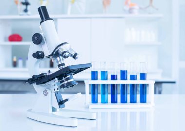 Kimya laboratuvarında bilim için mikroskop.