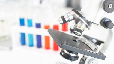 Kimya laboratuvarında bilim için mikroskop.