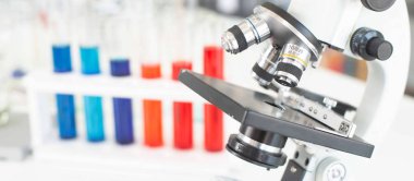 Kimya laboratuvarında bilim için mikroskop.