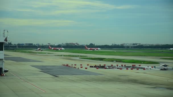 Bangkok Thailand Aug 2019 Flugzeugtaxi Auf Flughafenpiste Bei Sonnigem Tag — Stockvideo