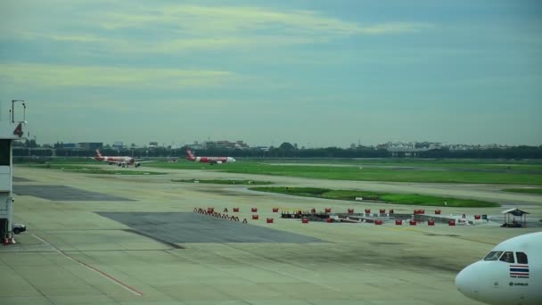 Bangkok Tajlandia Sierpień 2019 Samolot Taksówki Lotnisku Pasa Startowego Słoneczny — Wideo stockowe