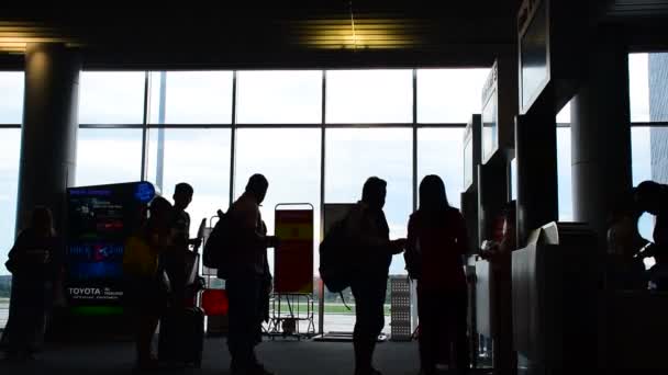 2019 机场登机口候机楼的不明身份人员剪影 — 图库视频影像