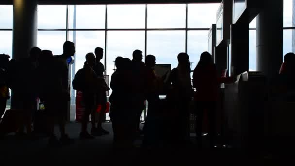 Bangkok Tailandia Aug 2019 Silhouette Personas Identificadas Terminal Puerta Aeropuerto — Vídeos de Stock