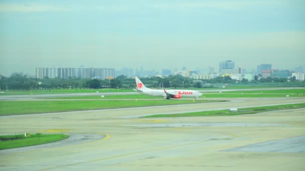 Bangkok Tayland Ağu 2019 Güneşli Bir Günde Havaalanı Pistinde Uçak — Stok video