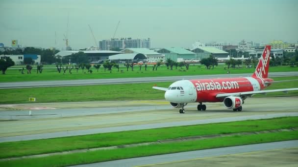 Bangkok Thailand Aug 2019 Flugzeugtaxi Auf Flughafenpiste Bei Sonnigem Tag — Stockvideo