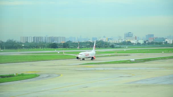 Bangkok Thailand Aug 2019 Flugzeugtaxi Auf Flughafenpiste Bei Sonnigem Tag — Stockvideo