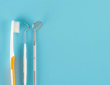 Diş bakımı konseptinde diş fırçası ile diş aleti.