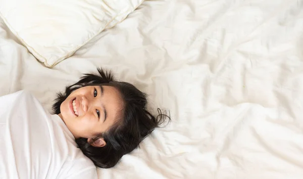 Девочки Пижаме Лежат Постели Счастливое Выражение Лица Спальне Дома — стоковое фото
