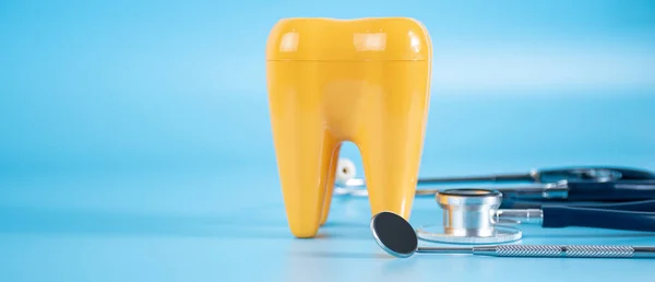 Εργαλείο οδοντιάτρου στην έννοια της οδοντιατρικής περίθαλψης. — Φωτογραφία Αρχείου