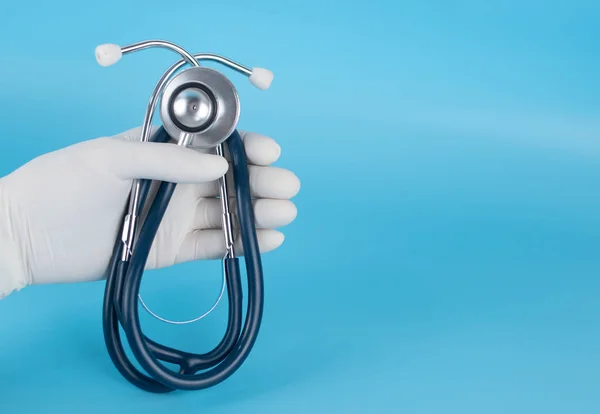 Läkare Med Sterila Handskar Bär Ett Stetoskop För Diagnostiska Ändamål — Stockfoto